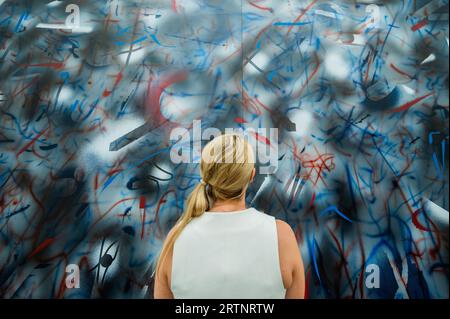 London, Großbritannien. September 2023. Sie verließen ihr eigenes Land auf andere Weise, 2023, in der 9 x 9 x 9 Galerie - Julie Mehretu "Sie verließen ihr eigenes Land auf andere Weise (eine 9 x 9 x 9 Hauntologie)" in White Cube Bermondsey. Anhand von Bildern aus aktuellen Medienquellen, insbesondere aus der Berichterstattung über den anhaltenden Krieg in der Ukraine und den Aufstand des Kapitols der USA, übersetzt die Künstlerin das Material, um zu ihrer eigenen unverwechselbaren Form der Abstraktion zu gelangen. Guy Bell/Alamy Live News Stockfoto