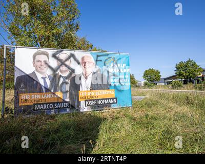 Veitshoechheim, Am Geisberg, 09.09.2023, Beschmierte Wahlplakate Bild: ein Wahlplakat der freien Waehler mit Hubert Aiwanger wird mit einem verbotenen und rechtsextremen Symbol beschmiert *** Veitshoechheim, am Geisberg, 09 09 2023, beschmiertes Wahlplakat ein Wahlplakat der freien Wähler mit Hubert Aiwanger wurde mit einem verbotenen und rechtsextremen Symbol beschmiert Copyright: HMBxMedia/xJulienxBecker Stockfoto