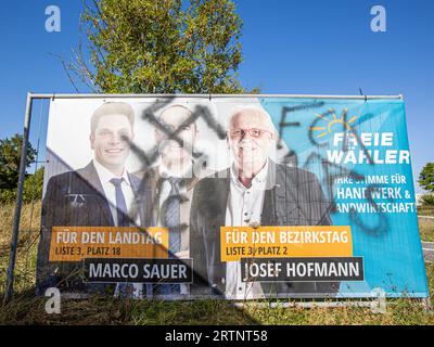 Veitshoechheim, Am Geisberg, 09.09.2023, Beschmierte Wahlplakate Bild: ein Wahlplakat der freien Waehler mit Hubert Aiwanger wird mit einem verbotenen und rechtsextremen Symbol beschmiert *** Veitshoechheim, am Geisberg, 09 09 2023, beschmiertes Wahlplakat ein Wahlplakat der freien Wähler mit Hubert Aiwanger wurde mit einem verbotenen und rechtsextremen Symbol beschmiert Copyright: HMBxMedia/xJulienxBecker Stockfoto