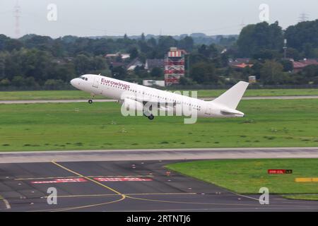 DEU, Deutschland, Nordrhein-Westfalen, Düsseldorf, 13.08.2023: Flughafen Düsseldorf/Düsseldorf Flughafen DUS EDDL, Registrierung: 9H-MLX Eurowings Airbus A320-232, geleast von Avion Express Malta *** DEU, Deutschland, Nordrhein-Westfalen, Düsseldorf, 13 08 2023 Düsseldorf Airport DUS EDDL, Registrierung 9H MLX Eurowings Airbus A320 232, geleast von Avion Express Malta Stockfoto