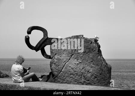 San Sebastian, Gipuzkoa, Spanien - 13. August 2023: Die Windkamm-Stahlskulpturen von Eduardo Chillida Künstler in San Sebastian Stockfoto