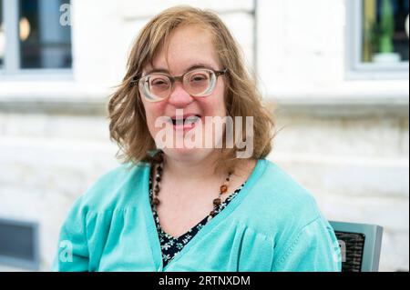 Lächelnde 40-Jährige mit dem Down-Syndrom, Tienen, Flämisch-Brabant, Belgien Stockfoto