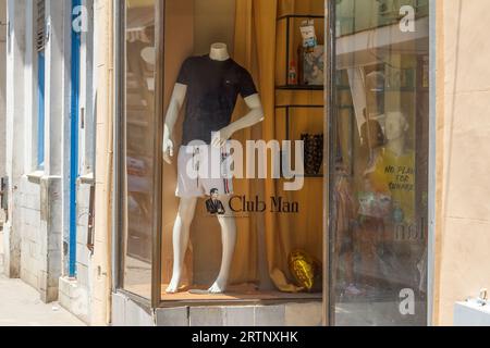 Havanna, Kuba - 30. August 2023: Schaufenster mit Schaufensterpuppe, die Kleidung für Männer trägt. Stockfoto