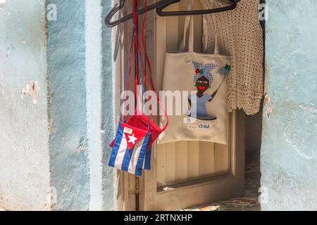 Havanna, Kuba - 30. August 2023: Textil-Souvenir-Objekte zum Verkauf in einer Haustür. Ein Objekt enthält die kubanische Flagge Stockfoto