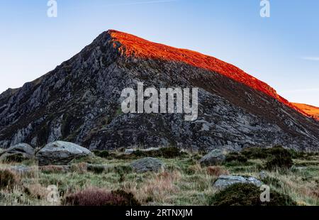 Der Morgenschein trifft auf die Seite von Pen Yr Ole Wen Stockfoto