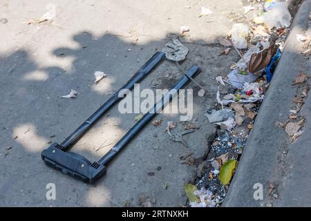 Havanna, Kuba - 30. August 2023: Garbabe wirbelt in den Bordstein einer Stadtstraße. Stockfoto