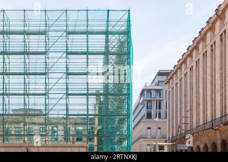 Havanna, Kuba - 30. August 2023: Gerüstbau in einem Gebäude, das in der Innenstadt saniert wird. Stockfoto