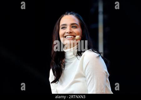 Amira Pocher, Ehefrau von Oliver Pocher, auf der Bühne mit dem Programm die Pochers hier live beim BonnLive Kulturgarten Open Air 2021 in der Rheinaue. Das Paar gab 2023 öffentlich die Trennung bekannt. Bonn, 01.08.2021 NRW Deutschland *** Amira Pocher, Ehefrau von Oliver Pocher, auf der Bühne mit dem Programm The Pochers Here live beim BonnLive Kulturgarten Open Air 2021 in der Rheinaue das Paar gab seine Trennung 2023 öffentlich bekannt Bonn, 01 08 2021 NRW Deutschland Copyright: XChristophxHardtx Stockfoto