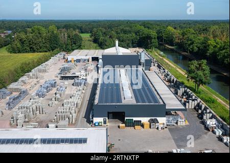 Dessel, Provinz Antwerpen, Belgien, 7. September 2023 - Panoramaaussicht aus dem Aussichtsturm SAS 4 und dem Betonwerk Maes mit Dachsonnenzellen Stockfoto