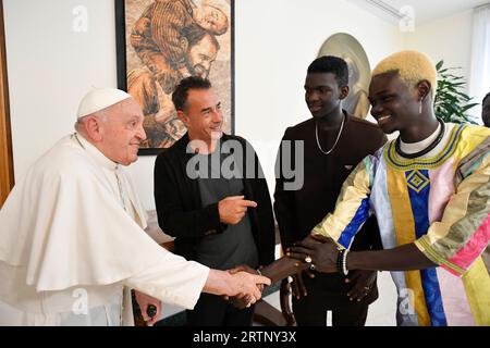 Vatikan, Vatikan. September 2023. Italien, Vatikan, 14.9.2023.Papst Franziskus empfängt Matteo Garrone und Teilnehmer des Films "IO Capitano" bei Vatican Photograph von Vatican Media i/Catholic Press Photo Credit: Independent Photo Agency/Alamy Live News Stockfoto