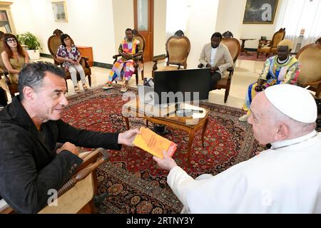 Vatikan, Vatikan. September 2023. Italien, Vatikan, 14.9.2023.Papst Franziskus empfängt Matteo Garrone und Teilnehmer des Films "IO Capitano" bei Vatican Photograph von Vatican Media i/Catholic Press Photo Credit: Independent Photo Agency/Alamy Live News Stockfoto