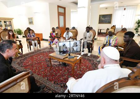Vatikan, Vatikan. September 2023. Italien, Vatikan, 14.9.2023.Papst Franziskus empfängt Matteo Garrone und Teilnehmer des Films "IO Capitano" bei Vatican Photograph von Vatican Media i/Catholic Press Photo Credit: Independent Photo Agency/Alamy Live News Stockfoto