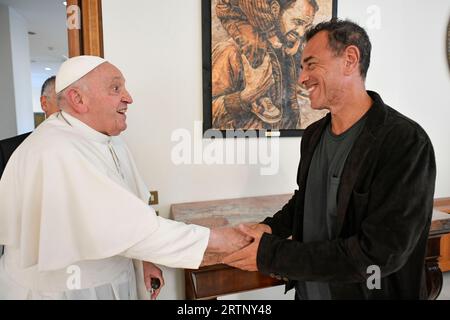 Vatikan, Vatikan. September 2023. Italien, Vatikan, 14.9.2023.Papst Franziskus empfängt Matteo Garrone und Teilnehmer des Films "IO Capitano" bei Vatican Photograph von Vatican Media i/Catholic Press Photo Credit: Independent Photo Agency/Alamy Live News Stockfoto