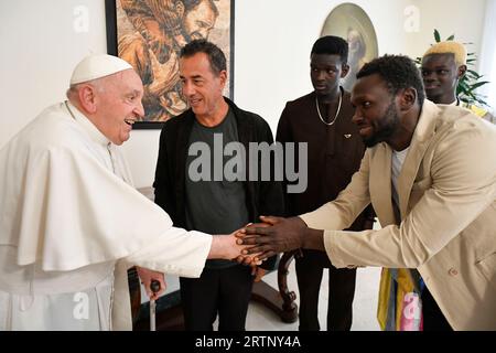 Vatikan, Vatikan. September 2023. Italien, Vatikan, 14.9.2023.Papst Franziskus empfängt Matteo Garrone und Teilnehmer des Films "IO Capitano" bei Vatican Photograph von Vatican Media i/Catholic Press Photo Credit: Independent Photo Agency/Alamy Live News Stockfoto