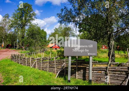 Stensjö by ist ein Dorf und Kulturreservat in Smaland bei Oskarshamn, Kalmar län, Schweden, das im frühen 19. Jahrhundert erhalten wurde. Stockfoto