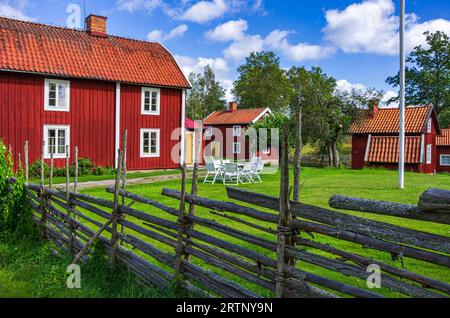 Stensjö by ist ein Dorf und Kulturreservat in Smaland bei Oskarshamn, Kalmar län, Schweden, das im frühen 19. Jahrhundert erhalten wurde. Stockfoto