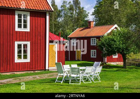 Stensjö by ist ein Dorf und Kulturreservat in Smaland bei Oskarshamn, Kalmar län, Schweden, das im frühen 19. Jahrhundert erhalten wurde. Stockfoto