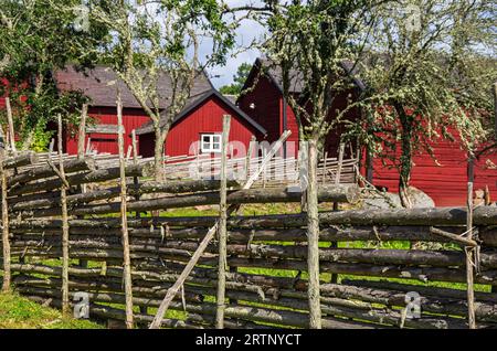 Stensjö by ist ein Dorf und Kulturreservat in Smaland bei Oskarshamn, Kalmar län, Schweden, das im frühen 19. Jahrhundert erhalten wurde. Stockfoto