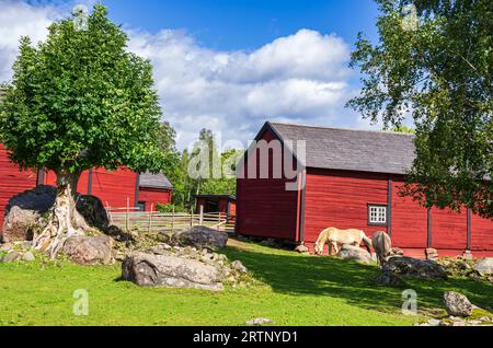 Stensjö by ist ein Dorf und Kulturreservat in Smaland bei Oskarshamn, Kalmar län, Schweden, das im frühen 19. Jahrhundert erhalten wurde. Stockfoto