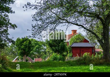 Stensjö by ist ein Dorf und Kulturreservat in Smaland bei Oskarshamn, Kalmar län, Schweden, das im frühen 19. Jahrhundert erhalten wurde. Stockfoto