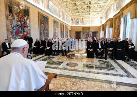Vatikan, Vatikan. September 2023. Italien, Vatikan, 2023.9.14.Papst Franziskus empfängt im Publikum Teilnehmer am Pauline-Ökumenischen Kolloquium im Vatikan Foto von Vatican Media i/Catholic Press Foto: Independent Photo Agency/Alamy Live News Stockfoto