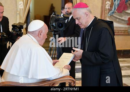 Vatikan, Vatikan. September 2023. Italien, Vatikan, 2023.9.14.Papst Franziskus empfängt im Publikum Teilnehmer am Pauline-Ökumenischen Kolloquium im Vatikan Foto von Vatican Media i/Catholic Press Foto: Independent Photo Agency/Alamy Live News Stockfoto