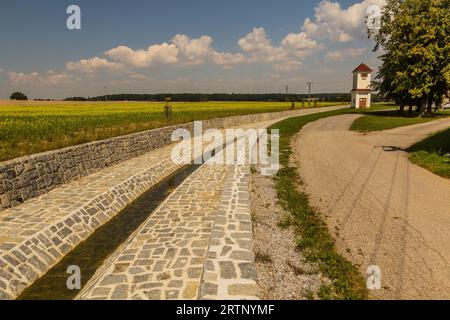 Stream im Dorf Jaronice, Tschechische Republik Stockfoto