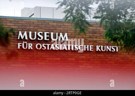 Unbekanntes sind ins Museum für Ostasiatische Kunst in Köln Lindenthal eingebrochen. Nach Angaben der Polizei haben sie neun Vasen, Teller und Töpfe aus Porzellan im Wert von einer Million Euro Gestohlen. Köln, 13.09.2023 NRW Deutschland *** Unbekannte brachen in das Museum für Ostasiatische Kunst in Köln Lindenthal ein. Laut Polizei haben sie neun Vasen, Teller und Töpfe Porzellan im Wert von einer Million Euro gestohlen Köln, 13 09 2023 NRW Deutschland Copyright: XChristophxHardtx Stockfoto