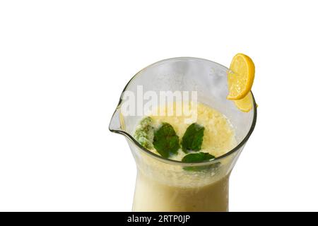 Hausgemachte brasilianische Limonade mit Limette und Kondensmilch, garniert mit Minze Stockfoto