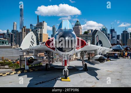 Das Intrepid Sea, Air & Space Museum in New York City bietet eine beeindruckende Sammlung von Flugzeugen, die verschiedene Epochen der Luftfahrt und der Raumfahrt darstellen Stockfoto