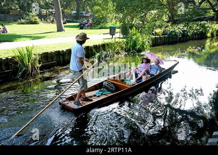 Punting on the River Stour in Canterbury, Kent, Großbritannien. Wer Englands besucht, genießt den Schatten auf dem Fluss stour im Westgat Stockfoto