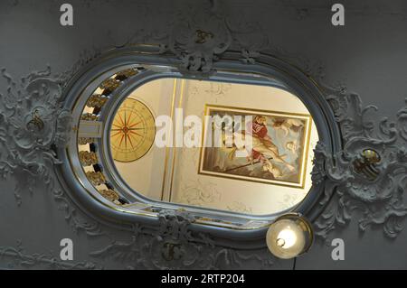 Feature / Symbol: Herzogin-Anna-Amalia-Bibliothek 09/23 thg der Rokosaal der Bibliothek der deutschen Klassik in Weimar im September 2023 Rekonstruktion des 2004 durch den Brand zerstörten Deckengemäldes Genius des Ruhms von Johann-Heinrich Meyer, nach Annibale Carracci Deutschland deutsch deutsche Stadt Kultur Buch Bücher Literatur Sammlung Archiv Museum nationale Forschungs- und Gedenkstätten der klassischen deutschen Literatur in Weimar Goethe-Nationalmuseum Goethe- und Schiller-Archiv Weimarer historischer Ausstellungsraum Regal Bücherregal Regale Bücherregale Gemälde Kunst Büsten S Stockfoto