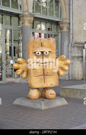 Funktion/Symbol: Bernd das Brot 09/23 thg ein Plastik von Bernd das Brot in Erfurt neben dem Rathaus am Rande des Fischmarktes im September 2023 Deutschland deutsch deutsches Stadt Fernsehen Kinderkanal KiKA-Figur germany hoch *** Spielsymbol Bernd das Brot 09 23 thg Eine Skulptur von Bernd das Brot in Erfurt neben dem Rathaus am Rande des Fischmarktes im September 2023 steht der deutsche Stadtfernsehen-Kindersender KiKA in deutschland hoch Stockfoto