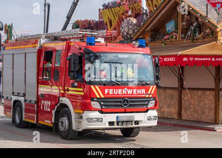 Feuerwehr Fahrzeug in Bereitschaft, kurz vor Wiesn-Start, München, 14. September 2023 Deutschland, München, 14.09.2023, Feuerwehr Fahrzeug, in Bereitschaft, letzte Arbeiten vor Eröffnung der Wiesn, nur noch zwei Tage bis zum Wiesn-Start am 16. September, Bayern, bayerisch, *** Feuerwehrfahrzeug in Bereitschaft, kurz vor Wiesn-Start, München, 14. September 2023 Deutschland, München, 14 09 2023, Feuerwehrfahrzeug, in Bereitschaft, letzte Arbeiten vor Eröffnung der Wiesn, nur zwei Tage bis Wiesn Start am 16. September, Bayern, Bayern, Stockfoto