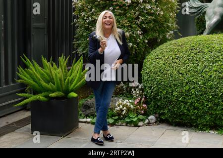 Rom, Italien. September 2023. Mara Venier nimmt am Fototermin des sonntagsfernsehprogramms Domenica im Rai Viale Mazzini Center Teil. (Foto: Mario Cartelli/SOPA Images/SIPA USA) Credit: SIPA USA/Alamy Live News Stockfoto