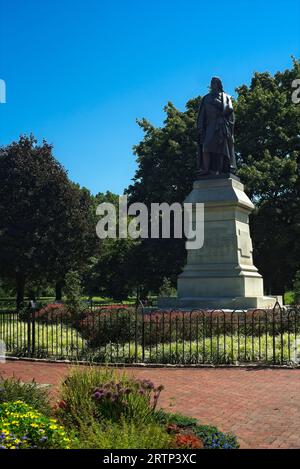 Statue des deutschen Dichters und Dramatikers Friedrich Schiller, errichtet 1891 im Schiller Park im deutschen Dorfviertel Columbus, Ohio. Stockfoto