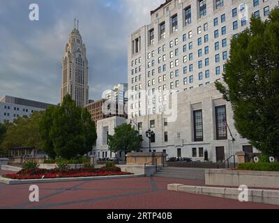 Downtown Columbus mit einem attraktiven plaza vor dem Ohio Supreme Court Gebäude Stockfoto