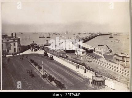 Walkers on Ryde Pier, im Hintergrund die Stadt Ryde auf der Isle of Wight, anonym, 1878 - 1890 Stockfoto