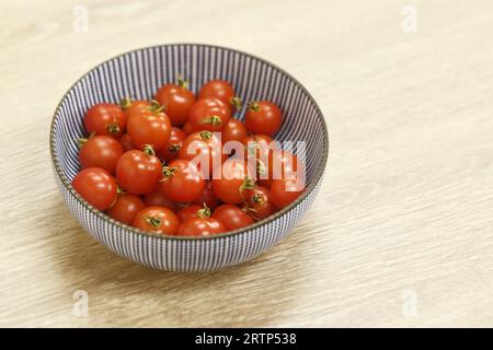 Eine Schüssel mit hausgemachten Tomaten in einer Schüssel die Tomaten sind verschiedene Sorten Stockfoto