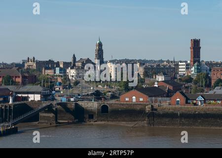 Die Skyline von Birkenhead auf dem Wirral UK einschließlich Birkenhead Town Hall und Hamilton Square Station Stockfoto