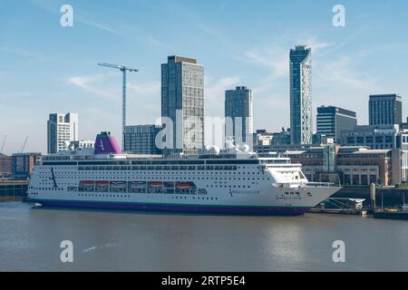 Das Schiff Ambassador Cruise Line MS Ambition legt im Stadtzentrum von Liverpool am Fluss Mersey UK an Stockfoto