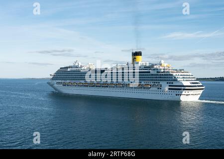 Das Kreuzfahrtschiff Costa Favolosa verlässt Belfast in Nordirland Stockfoto