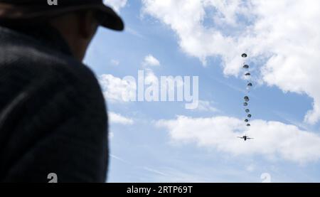 EDE - Fallschirmspringer werden während des Medientages der internationalen Fallschirmübung Falcon Leap über der Ginkelse Heide fallen gelassen. Red Berets trainieren mit NATO-Verbündeten, um Soldaten und Ausrüstung abzuwerfen. Bei militärischen Missionen können schwer erreichbare Gebiete auf diese Weise versorgt werden. ANP JEROEN JUMELET niederlande raus - belgien raus Stockfoto