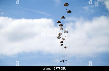 EDE - Fallschirmspringer werden während des Medientages der internationalen Fallschirmübung Falcon Leap über der Ginkelse Heide fallen gelassen. Red Berets trainieren mit NATO-Verbündeten, um Soldaten und Ausrüstung abzuwerfen. Bei militärischen Missionen können schwer erreichbare Gebiete auf diese Weise versorgt werden. ANP JEROEN JUMELET niederlande raus - belgien raus Stockfoto