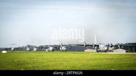 EINDHOVEN - Flugzeuge voller Fallschirmjäger starten während des Medientages der internationalen Fallschirmübung Falcon Leap. Red Berets trainieren mit NATO-Verbündeten, um Soldaten und Ausrüstung abzuwerfen. Bei militärischen Missionen können schwer erreichbare Gebiete auf diese Weise versorgt werden. ANP JEROEN JUMELET niederlande raus - belgien raus Stockfoto