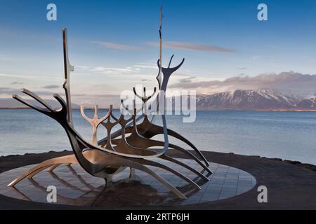 Die Sun Voyager von Jón Gunnar Árnason, eine große Skulptur aus Stahlschiffen entlang der Skulptur und des Landgangs von Reykjavik, Island Stockfoto