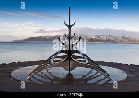 Die Sun Voyager von Jón Gunnar Árnason, eine große Skulptur aus Stahlschiffen entlang der Skulptur und des Landgangs von Reykjavik, Island Stockfoto