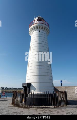 Der Leuchtturm an der Hafenmauer im Donaghadee County in Nordirland Stockfoto