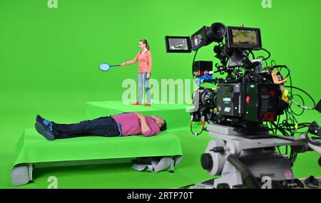 Erfurt, Deutschland. September 2023. Die Schauspieler Stefanie Bock und Christian Bahrmann sind im Studio von KiKA, dem Kinderkanal von ARD und ZDF, und nehmen ein Programm von Kikaninchen auf. Seit 2022 wurden Hintergründe und Charaktere des erfolgreichen KiKA-Vorschulprogramms räumlich so gestaltet, dass die erzählten Geschichten dichter und emotionaler wirken. Mit Motion Capture wird die Figur Kikaninchen am Set gespielt. Quelle: Martin Schutt/dpa/Alamy Live News Stockfoto