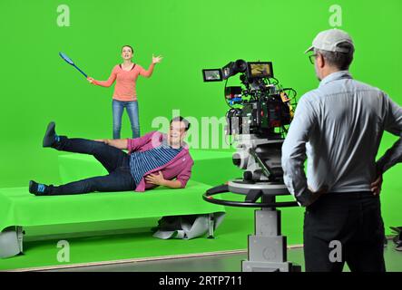 Erfurt, Deutschland. September 2023. Die Schauspieler Stefanie Bock und Christian Bahrmann sind im Studio von KiKA, dem Kinderkanal von ARD und ZDF, und nehmen ein Programm von Kikaninchen auf. Seit 2022 wurden Hintergründe und Charaktere des erfolgreichen KiKA-Vorschulprogramms räumlich so gestaltet, dass die erzählten Geschichten dichter und emotionaler wirken. Mit Motion Capture wird die Figur Kikaninchen am Set gespielt. Quelle: Martin Schutt/dpa/Alamy Live News Stockfoto